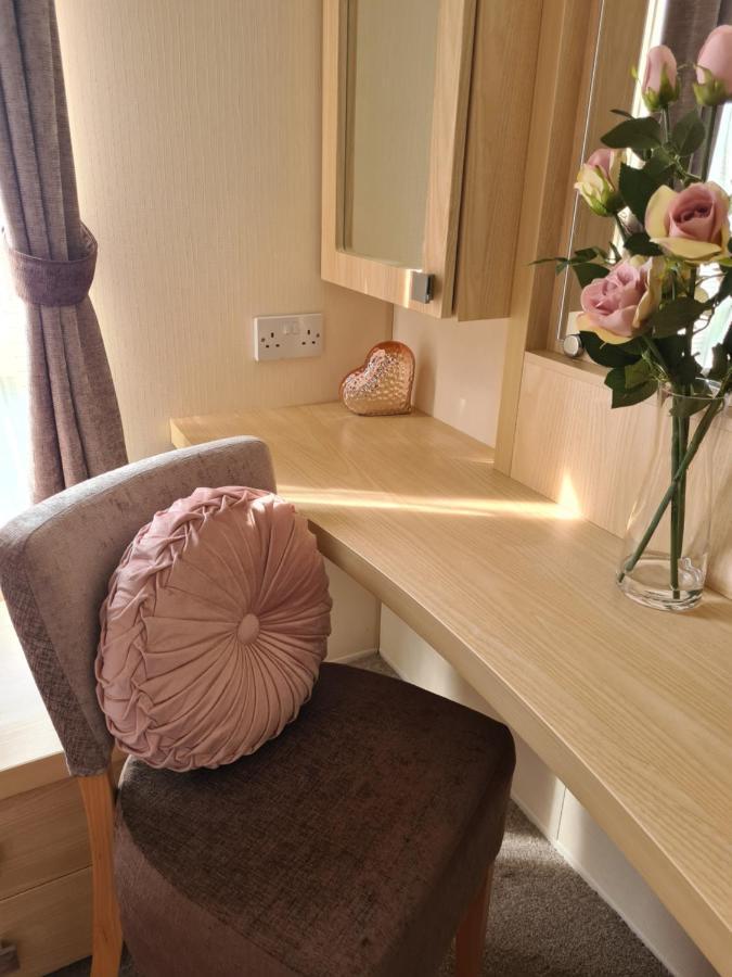 Beautiful 2 Bedroom Caravan, Holiday Park Tenby Saint Florence 외부 사진
