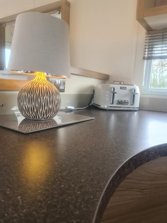 Beautiful 2 Bedroom Caravan, Holiday Park Tenby Saint Florence 외부 사진