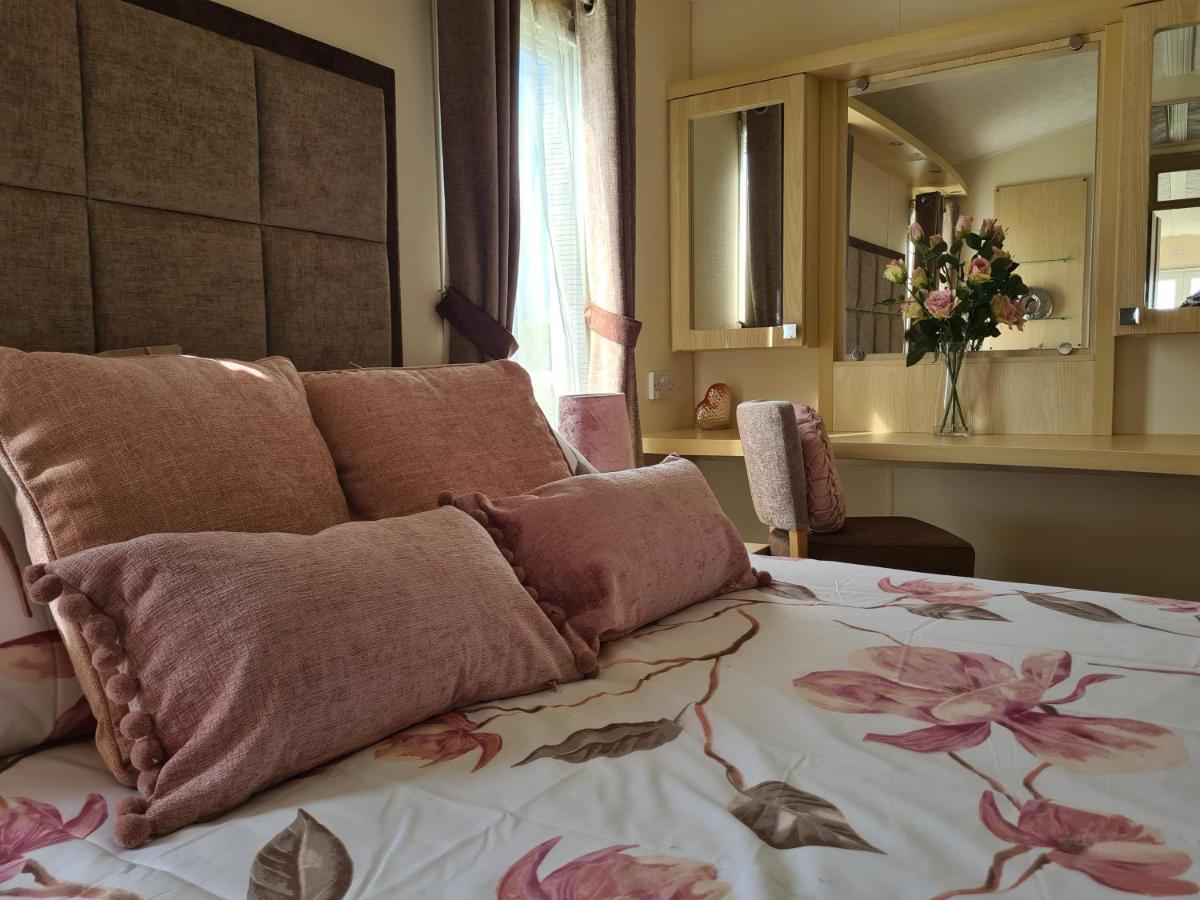 Beautiful 2 Bedroom Caravan, Holiday Park Tenby Saint Florence 외부 사진