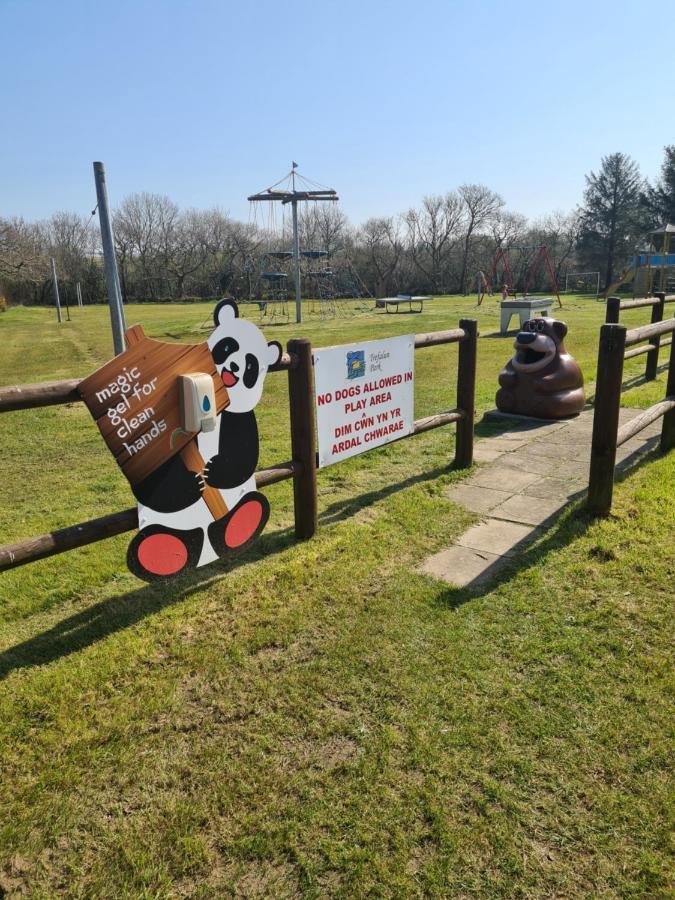 Beautiful 2 Bedroom Caravan, Holiday Park Tenby Saint Florence 외부 사진