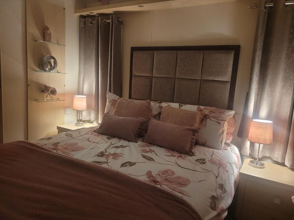 Beautiful 2 Bedroom Caravan, Holiday Park Tenby Saint Florence 외부 사진