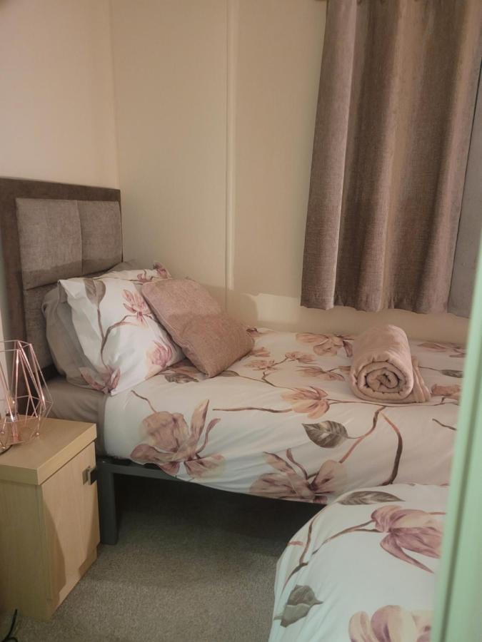 Beautiful 2 Bedroom Caravan, Holiday Park Tenby Saint Florence 외부 사진